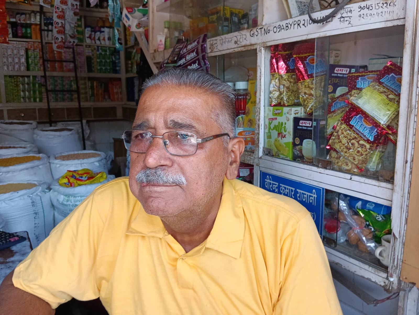 एक दुकान पर ब्रिकी को रखी दाले । संवाद