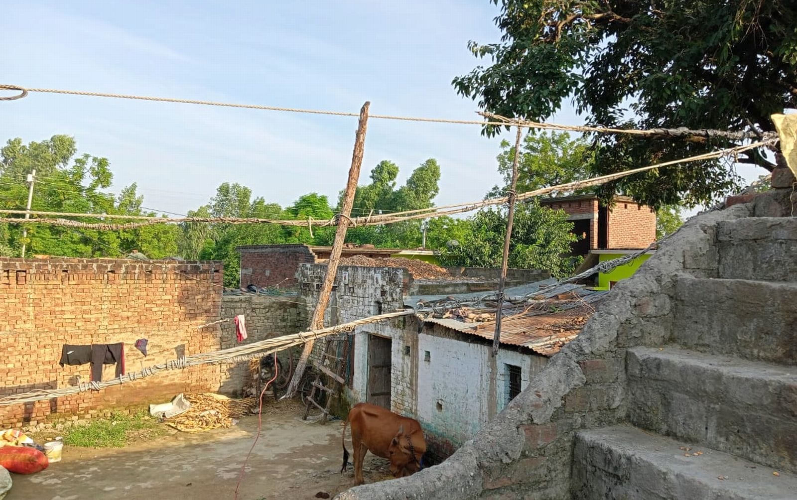 फकीराबाद गांव में जर्जर हाईटेंशन की लाइन।