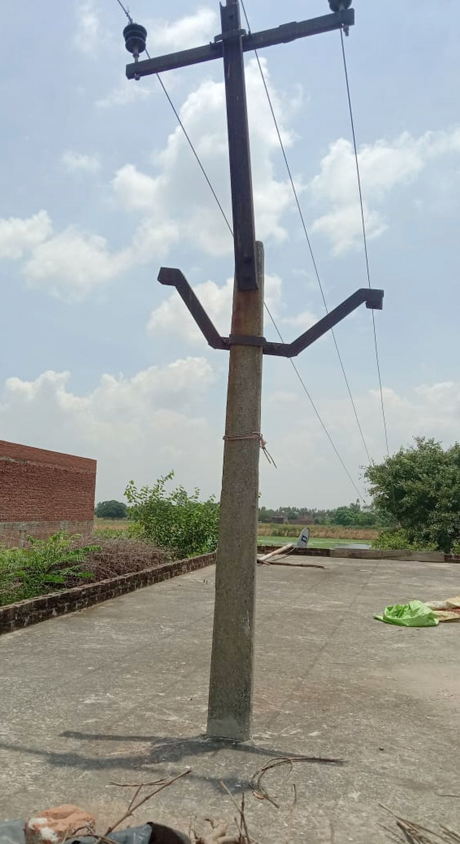 फकीराबाद गांव में जर्जर हाईटेंशन की लाइन।