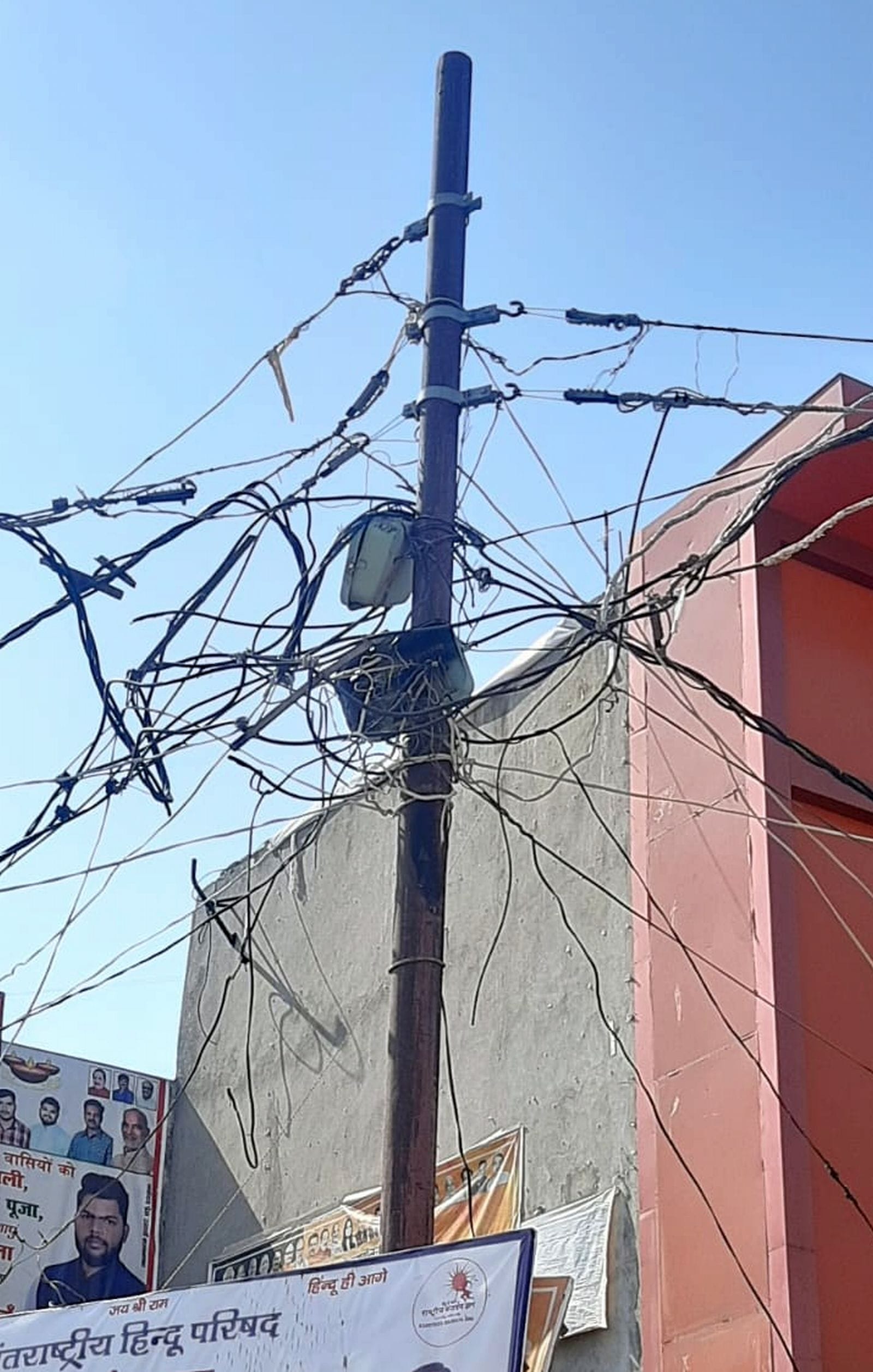 फकीराबाद गांव में जर्जर हाईटेंशन की लाइन।