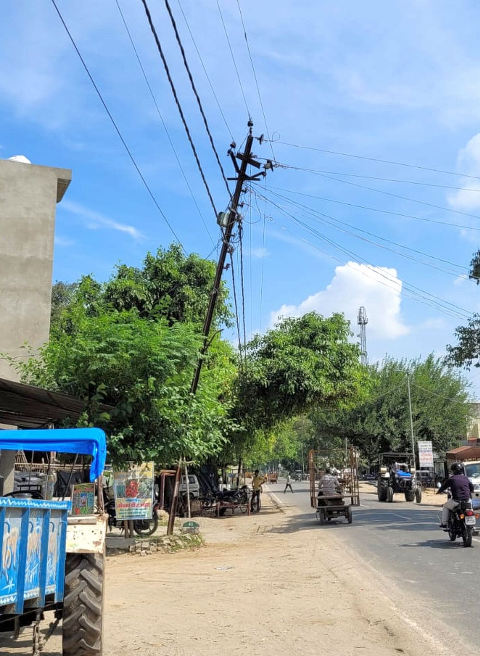 फकीराबाद गांव में जर्जर हाईटेंशन की लाइन।