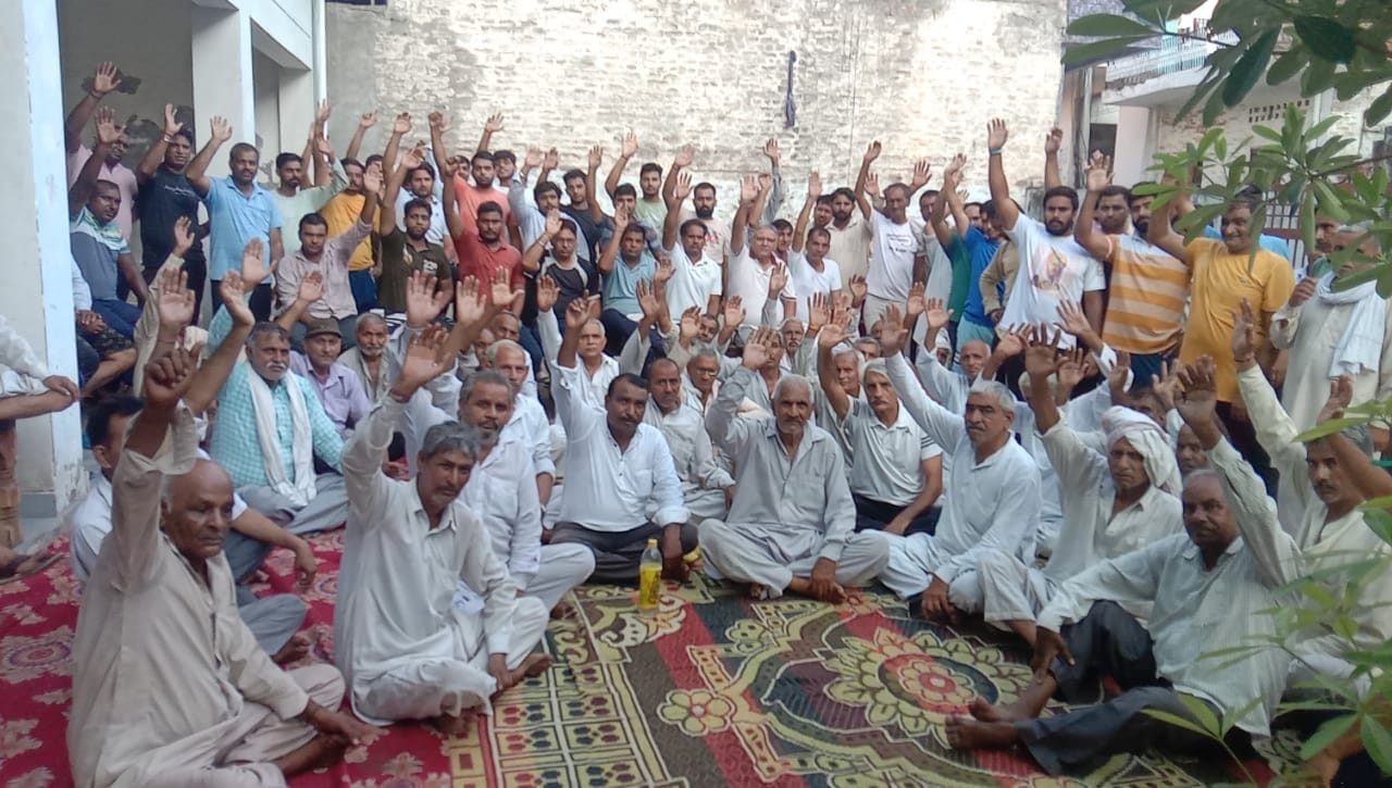 फोटो 47. गांव रसोई में पंचायत के दौरान नगरपालिका में शामिल होने का विरोध जताते ग्रामीण। फोटो 47. गांव रसोई में पंचायत के दौरान नगरपालिका में शामिल होने का विरोध जताते ग्रामीण।