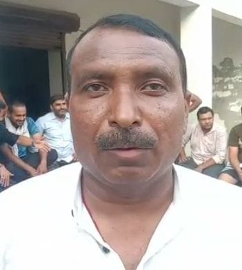 फोटो 47. गांव रसोई में पंचायत के दौरान नगरपालिका में शामिल होने का विरोध जताते ग्रामीण। फोटो 47. गांव रसोई में पंचायत के दौरान नगरपालिका में शामिल होने का विरोध जताते ग्रामीण।