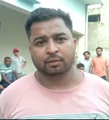 फोटो 47. गांव रसोई में पंचायत के दौरान नगरपालिका में शामिल होने का विरोध जताते ग्रामीण। फोटो 47. गांव रसोई में पंचायत के दौरान नगरपालिका में शामिल होने का विरोध जताते ग्रामीण।