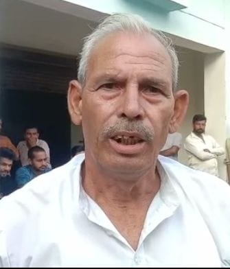 फोटो 47. गांव रसोई में पंचायत के दौरान नगरपालिका में शामिल होने का विरोध जताते ग्रामीण। फोटो 47. गांव रसोई में पंचायत के दौरान नगरपालिका में शामिल होने का विरोध जताते ग्रामीण।