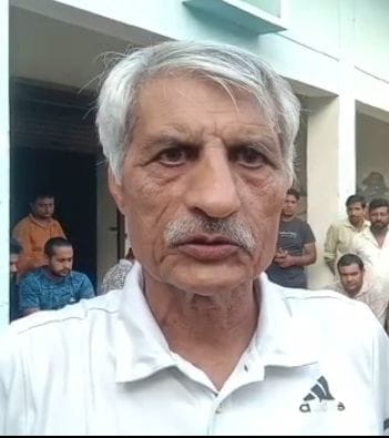 फोटो 47. गांव रसोई में पंचायत के दौरान नगरपालिका में शामिल होने का विरोध जताते ग्रामीण। फोटो 47. गांव रसोई में पंचायत के दौरान नगरपालिका में शामिल होने का विरोध जताते ग्रामीण।