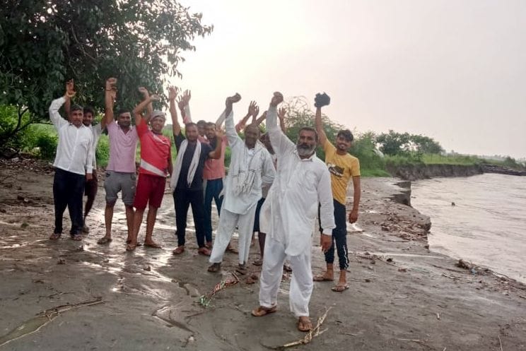 फोटो 53- यमुना में तेज बहाव के चलते बेगा के पास भूमि में होता कटाव। संवाद फोटो 53- यमुना में तेज बहाव के चलते बेगा के पास भूमि में होता कटाव। संवाद
