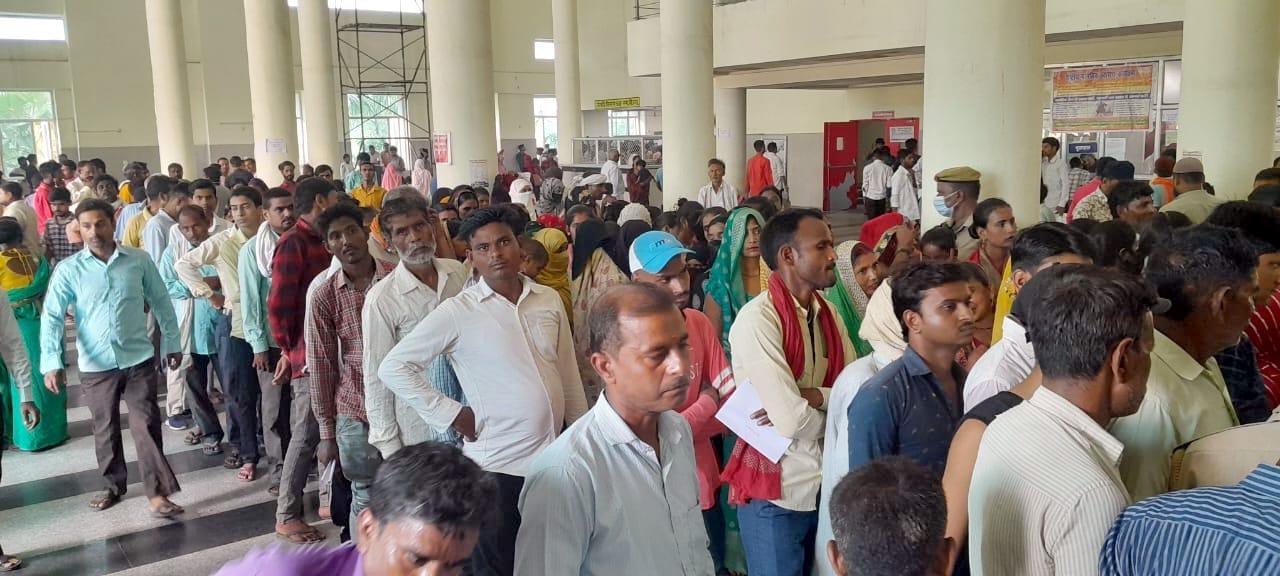 जिला अस्पताल की ओपीडी के सामने लगी मरीजों की भीड़