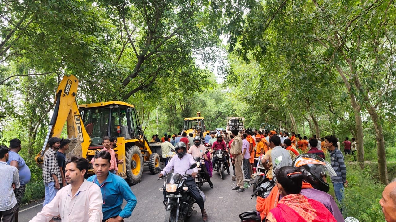 जेसीबी से ट्रेक्टर ट्राली निकालते पुलिसकर्मी जेसीबी से ट्रेक्टर ट्राली निकालते पुलिसकर्मी