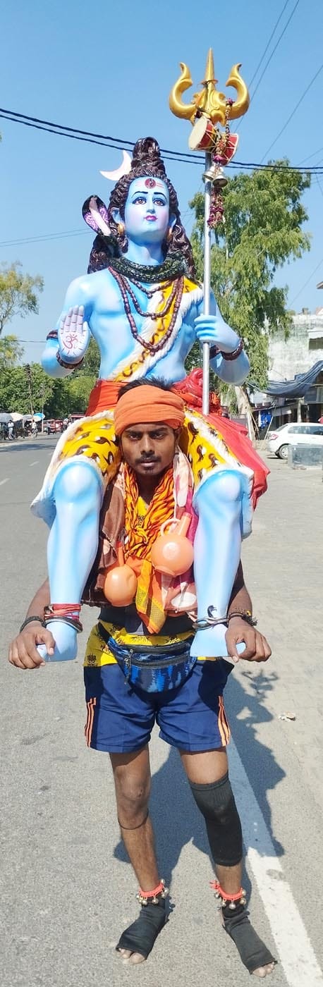 कछला से थिरकती निकली कांवड़ियों की टोली। संवाद