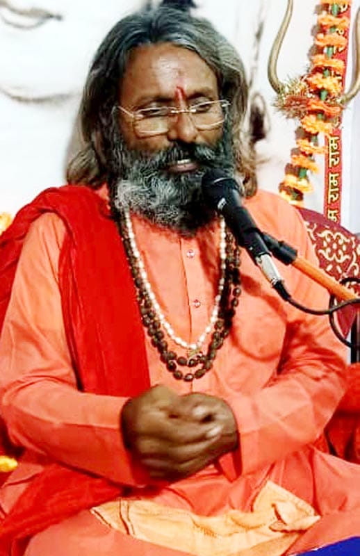 कथा के दौरान व्यास गद्दी की आरती करते सपा नेता रजनीश गुप्ता।