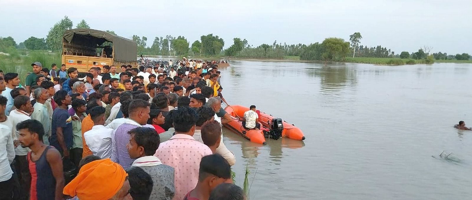 कादरचौक में गंगा में शव को तलाशते गोताखोर।