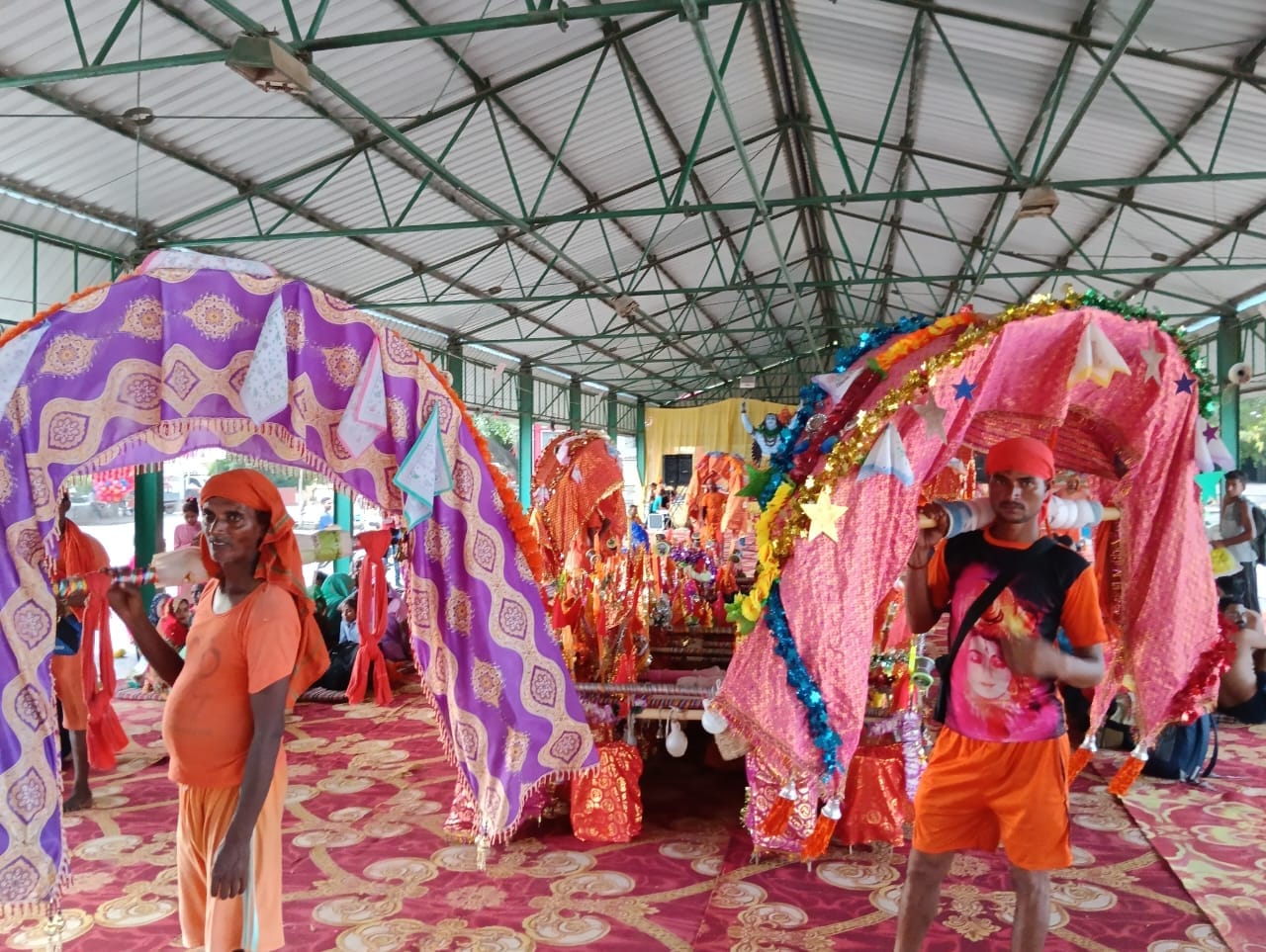 मंडी समिति परिसर में जयकारा लगाते कांवडिये । संवाद