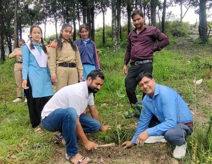 पिथौरागढ़ बेस अस्पताल में पौधरोपण के दौरान मौजूद चिकित्सक और अन्य। संवाद पिथौरागढ़ बेस अस्पताल में पौधरोपण के दौरान मौजूद चिकित्सक और अन्य। संवाद