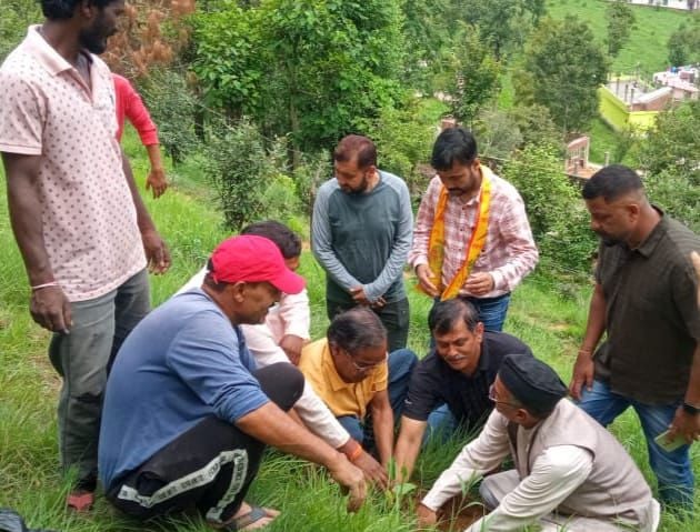 पिथौरागढ़ बेस अस्पताल में पौधरोपण के दौरान मौजूद चिकित्सक और अन्य। संवाद पिथौरागढ़ बेस अस्पताल में पौधरोपण के दौरान मौजूद चिकित्सक और अन्य। संवाद