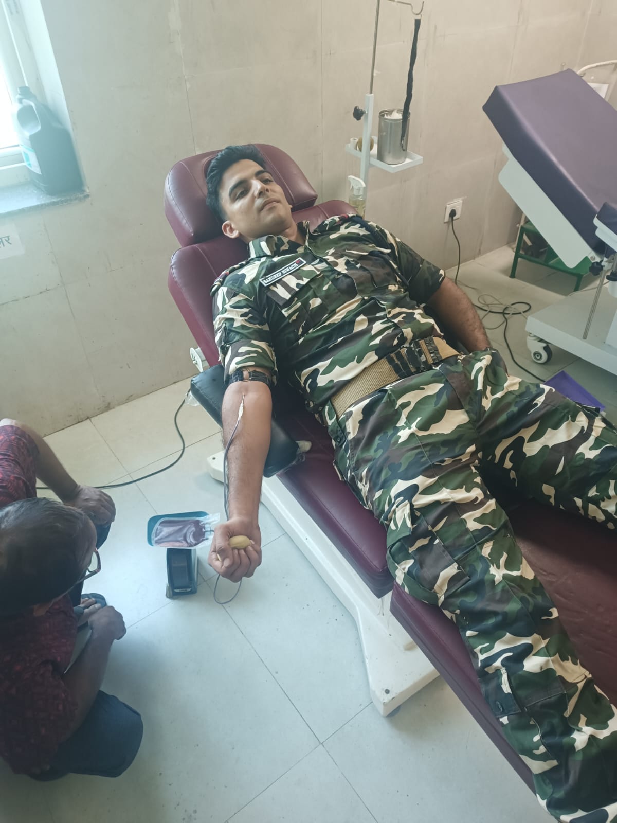 रक्तदान करता एसएसबी का जवान