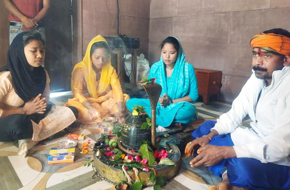 शिव भक्तों के ट्रैक्टरों पर लहरा रहा तिरंगा