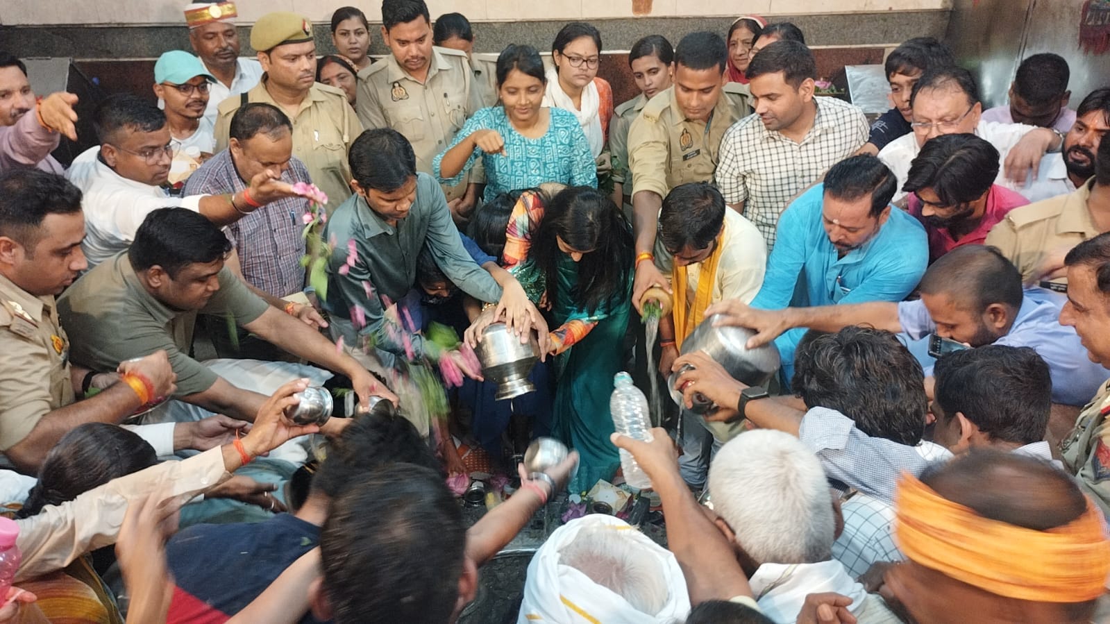 शिव भक्तों के ट्रैक्टरों पर लहरा रहा तिरंगा