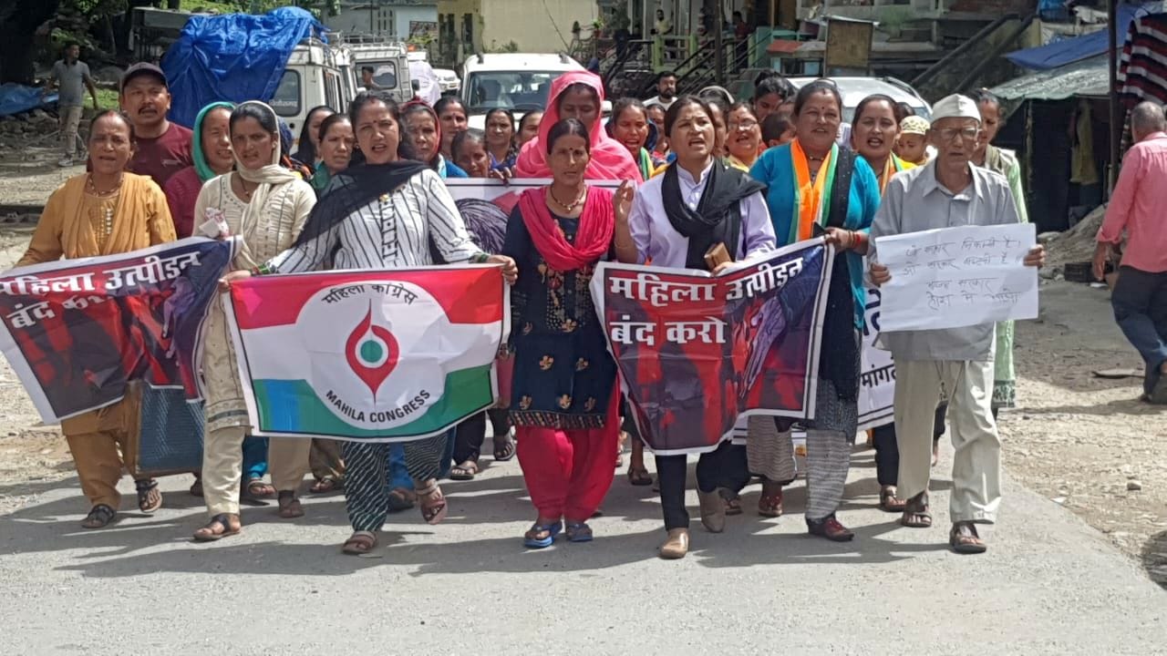 धारचूला में कैंडल मार्च निकालती महिलाएं। संवाद धारचूला में कैंडल मार्च निकालती महिलाएं। संवाद