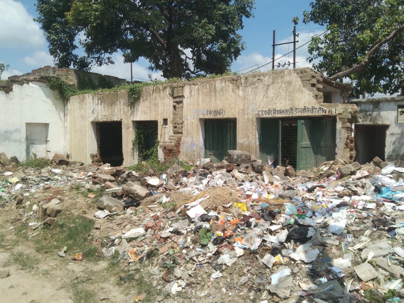 बाडूजई सेकेंड प्राथमिक विद्यालय की टूटी हुयी छत।संवाद