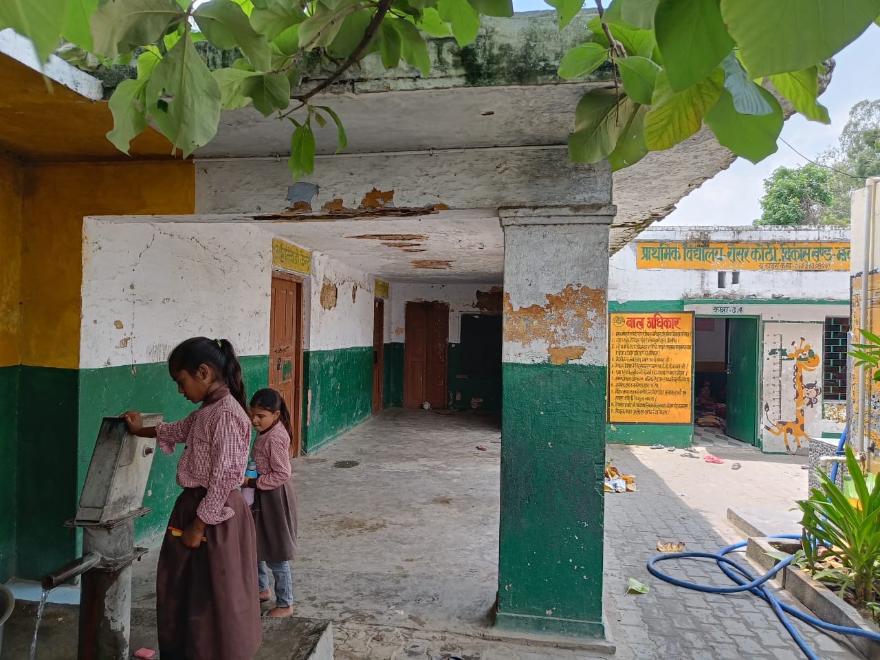 बाडूजई सेकेंड प्राथमिक विद्यालय की टूटी हुयी छत।संवाद