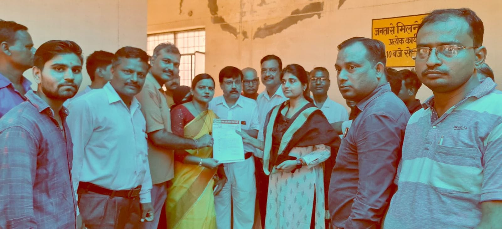 बिसौली कस्बे में लाइन टूटने के बाद खंभे में लपेटे गए तार।