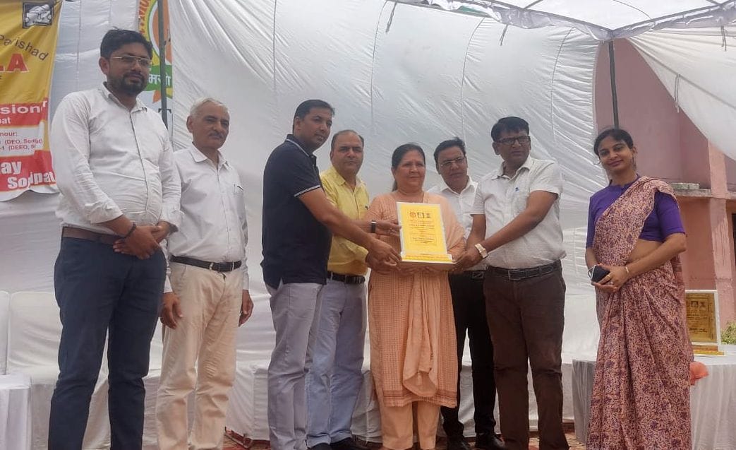 फोटो 22- रोजगार मेले के दौरान डीपीसी गीता छाबड़ा को स्मृति चिह्न भेंट करते डीईईओ महावीर सिंह, ए फोटो 22- रोजगार मेले के दौरान डीपीसी गीता छाबड़ा को स्मृति चिह्न भेंट करते डीईईओ महावीर सिंह, ए
