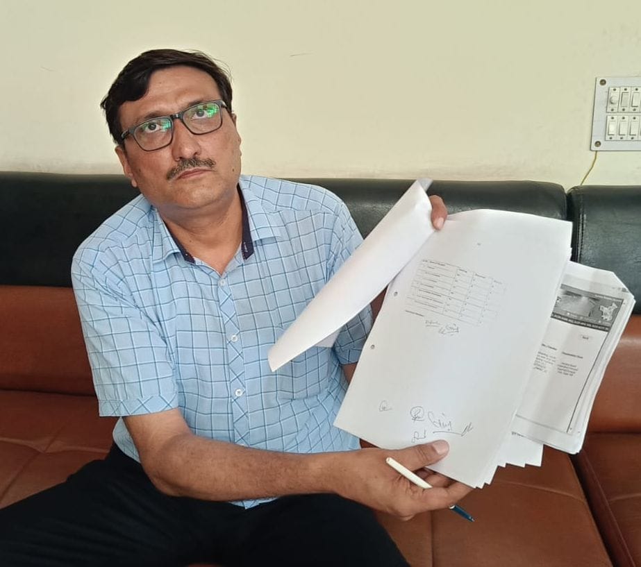 फोटो 38. टेंडर के लिए दस्तावेजों पर किए गए फर्जी हस्ताक्षर दिखाते मुख्य अभियंता देवेंद्र पहल। स फोटो 38. टेंडर के लिए दस्तावेजों पर किए गए फर्जी हस्ताक्षर दिखाते मुख्य अभियंता देवेंद्र पहल। स