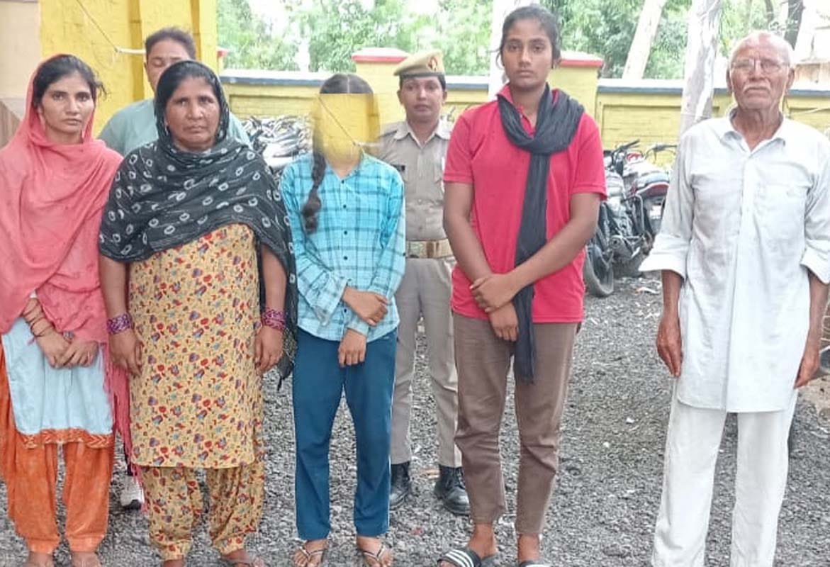 गांव मैनियां में रोशन सिंह को पुलिस से छुड़ाते परिजन