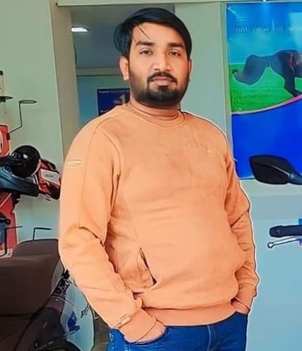 न्यूरिया में मौके पर मौजूद लोग ।