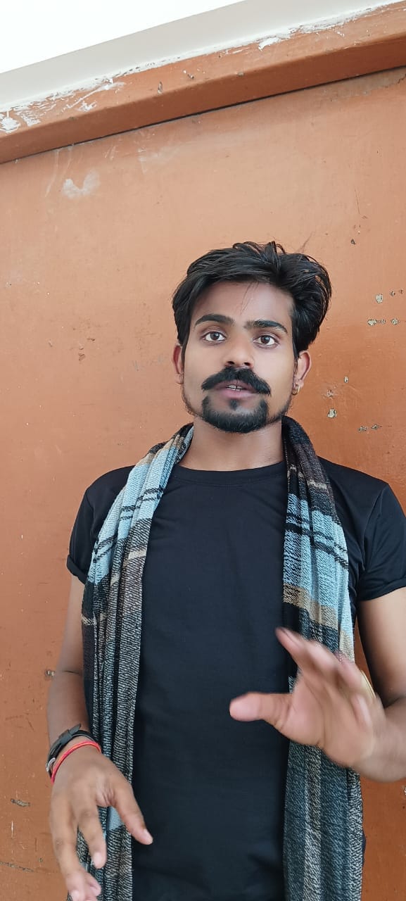 शाहजहांपुर के गांधी भवन परिसर में पूर्वाभ्यास करते मंथन आर्ट्स सोसायटी के कलाकार