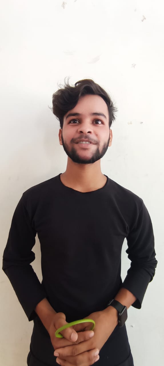 शाहजहांपुर के गांधी भवन परिसर में पूर्वाभ्यास करते मंथन आर्ट्स सोसायटी के कलाकार