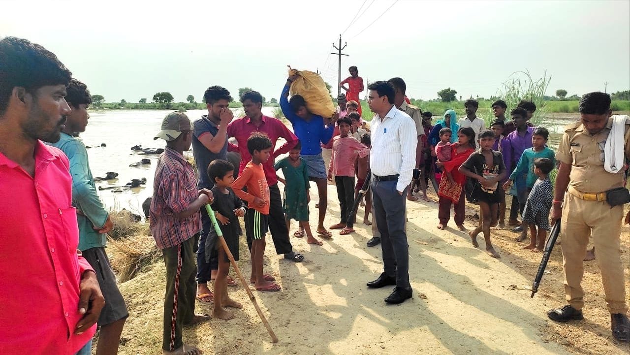 बाढ़ में डूबकर नष्ट हुई मक्का की फसल । संवाद