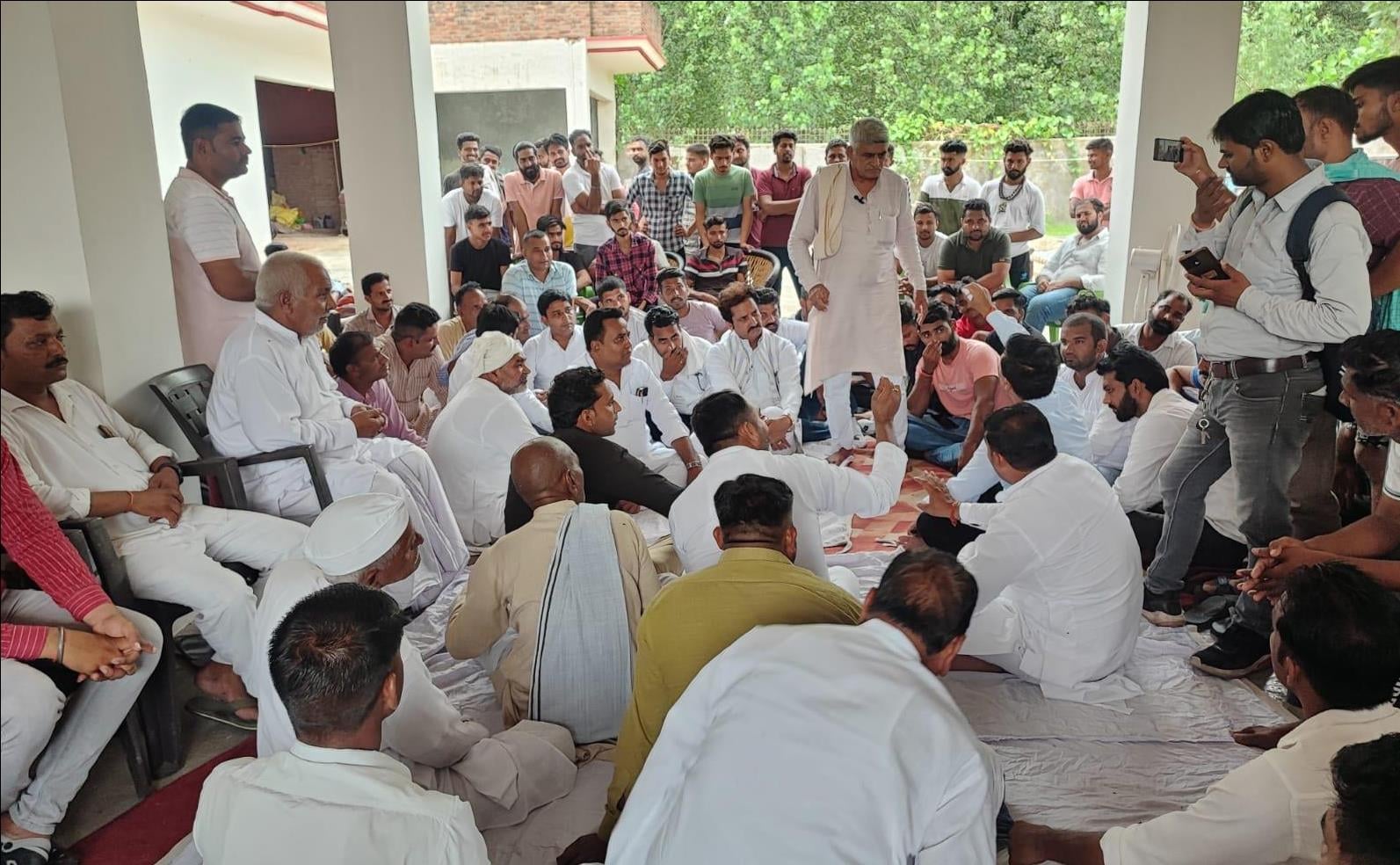 बोर्ड विवाद में गुर्जर नेताओं से बात करते एसपी सिटी अभिमन्यु मांगलिक बोर्ड विवाद में गुर्जर नेताओं से बात करते एसपी सिटी अभिमन्यु मांगलिक