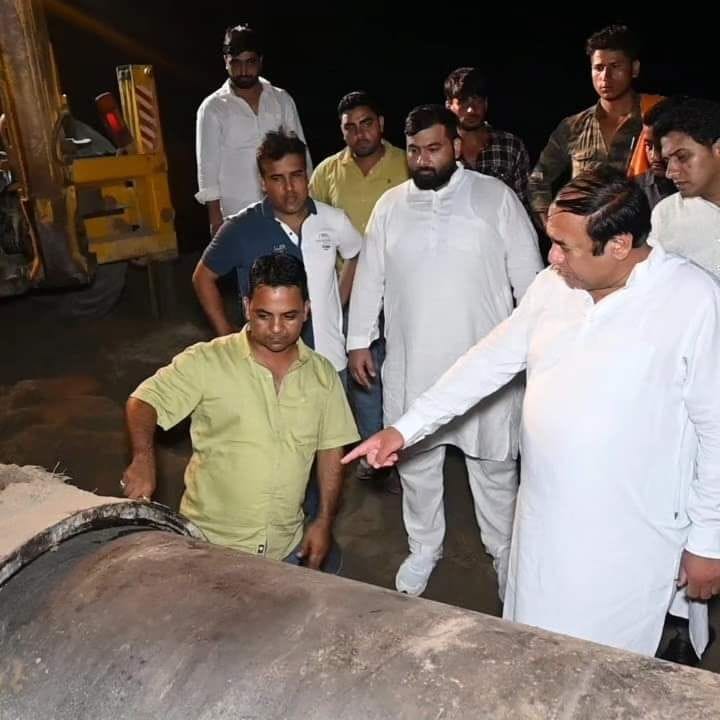 फोटो 21. जाजल रेनीवेल पर पेयजल आपूर्ति बहाल कराते विधायक सुरेंद्र पंवार व निगम के डिप्टी मेयर म फोटो 21. जाजल रेनीवेल पर पेयजल आपूर्ति बहाल कराते विधायक सुरेंद्र पंवार व निगम के डिप्टी मेयर म