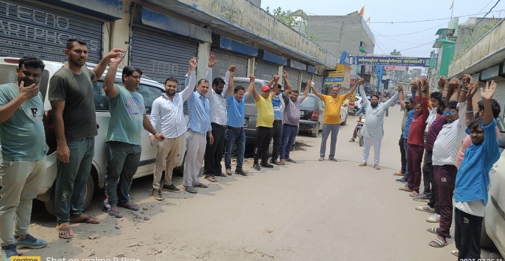 फोटो 32. कुंडली में बाजार बंद कर मानव श्रृंखला बनाकर रोष जताते राजपूत समाज के लोग। संवाद फोटो 32. कुंडली में बाजार बंद कर मानव श्रृंखला बनाकर रोष जताते राजपूत समाज के लोग। संवाद