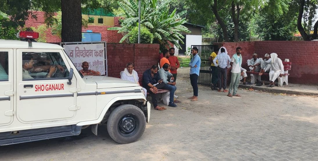 फोटो :38: नागरिक अस्पताल में शवों का पोस्टमार्टम करवाने पहुंची पुलिस व ग्रामीण। फोटो :38: नागरिक अस्पताल में शवों का पोस्टमार्टम करवाने पहुंची पुलिस व ग्रामीण।