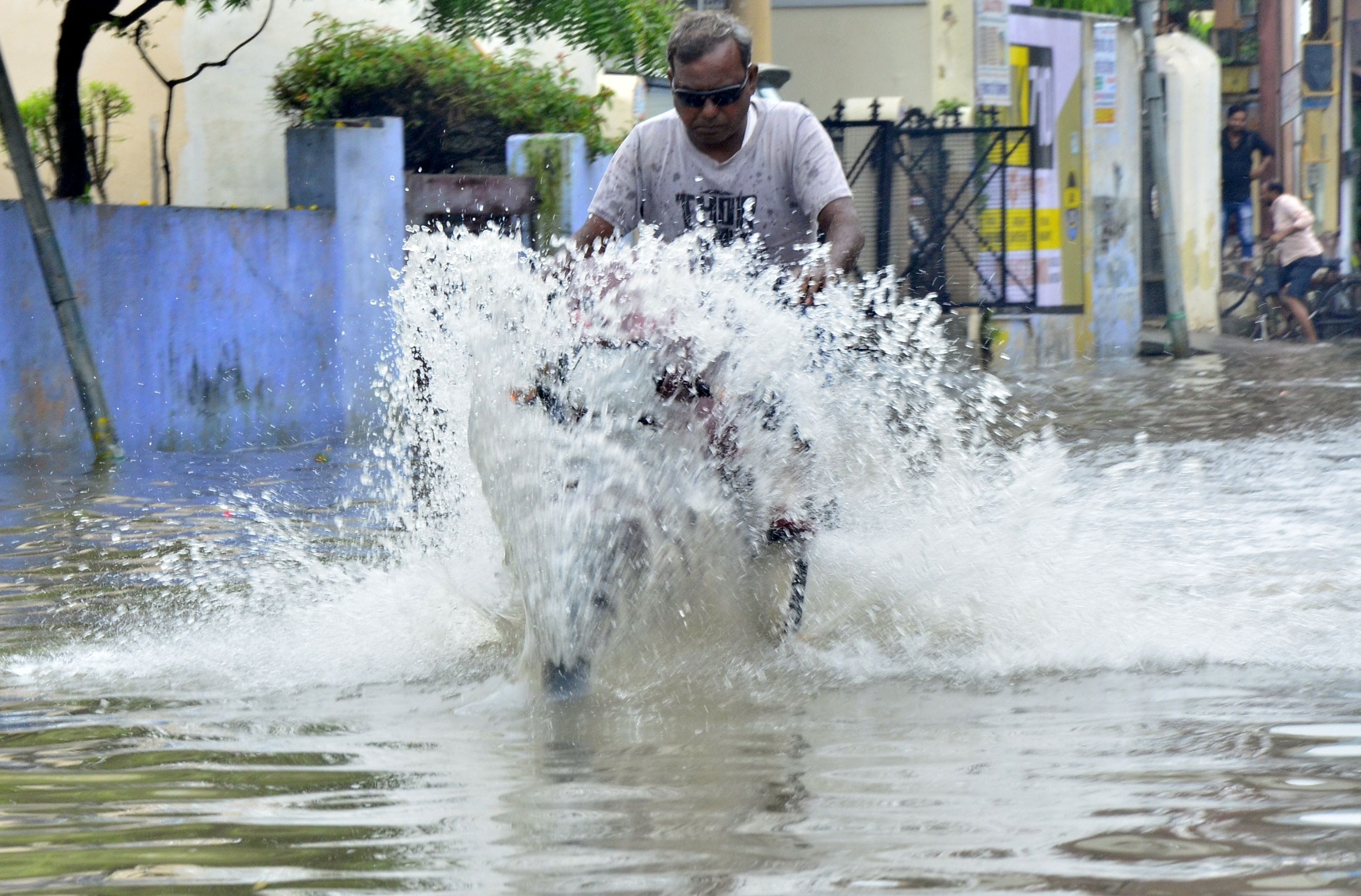 इंजन में पानी भरने से बंद हुए दो पहिये वाहन।