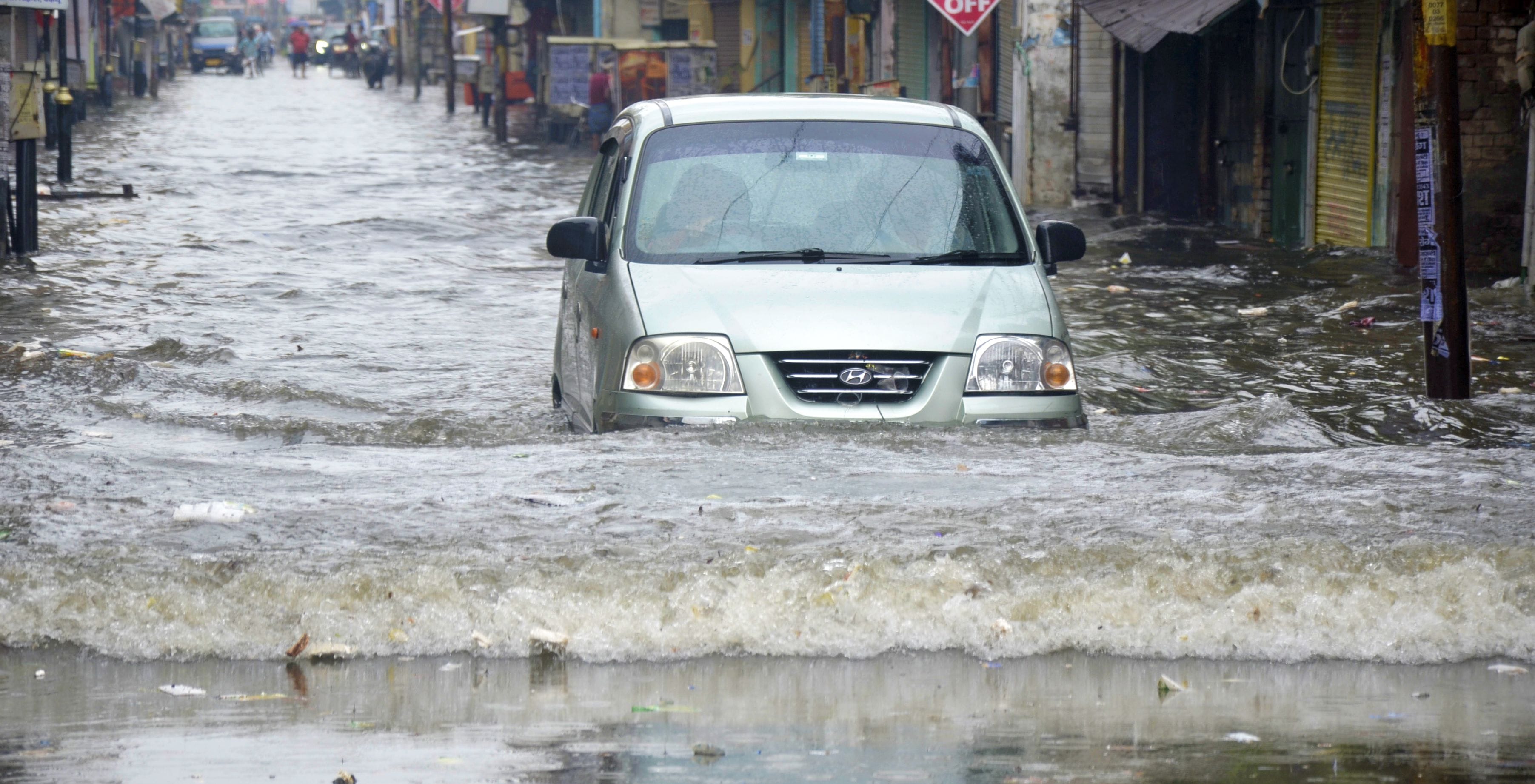 इंजन में पानी भरने से बंद हुए दो पहिये वाहन।