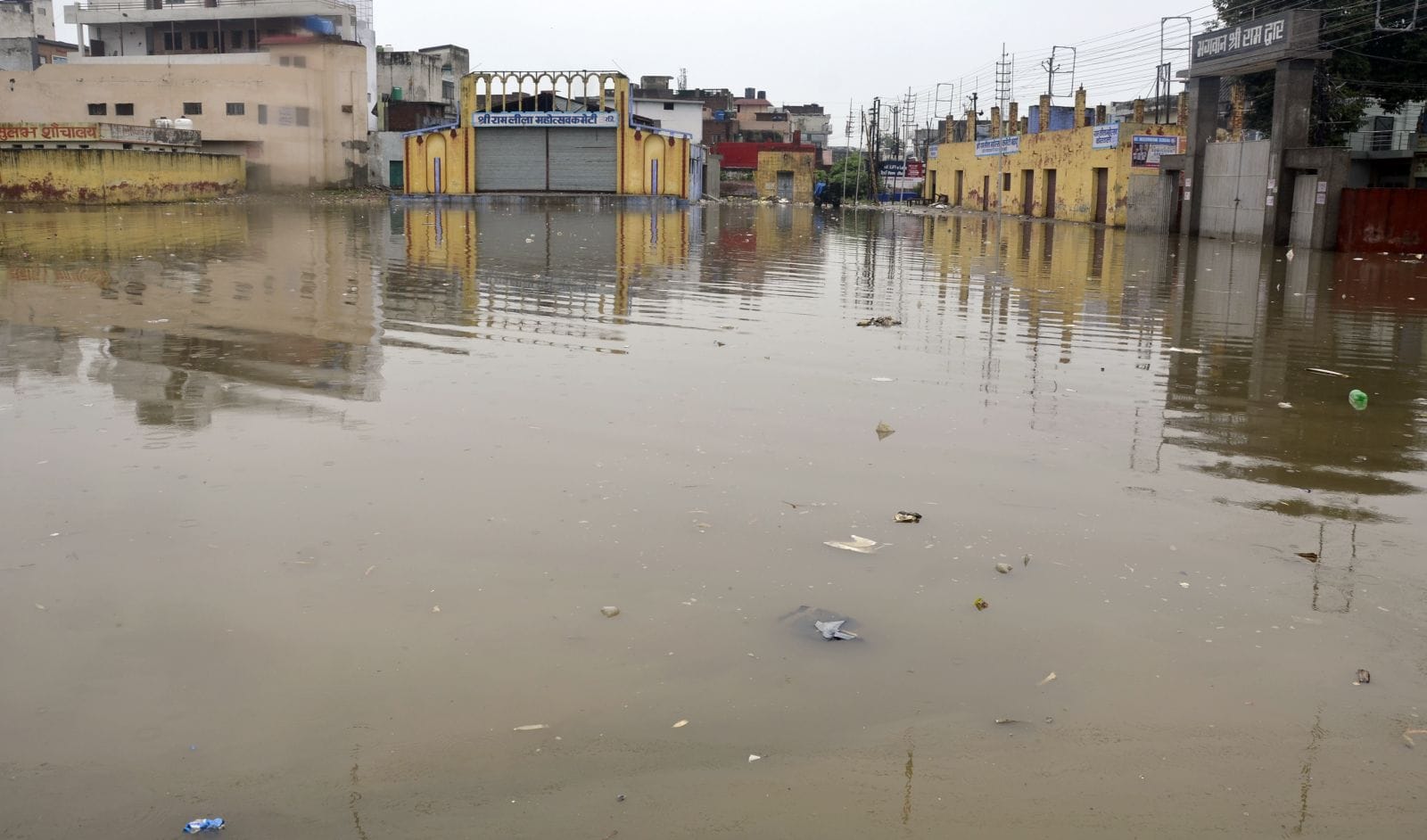 इंजन में पानी भरने से बंद हुए दो पहिये वाहन।