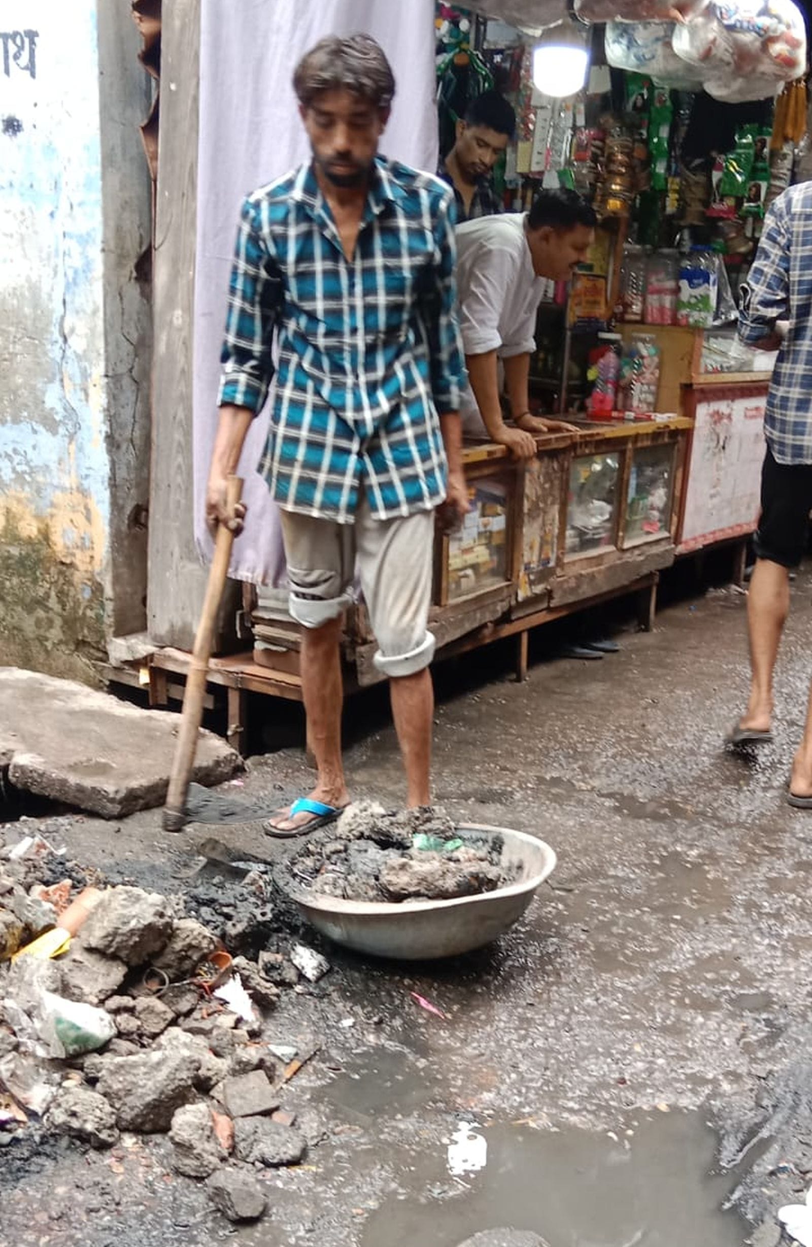 इंजन में पानी भरने से बंद हुए दो पहिये वाहन।