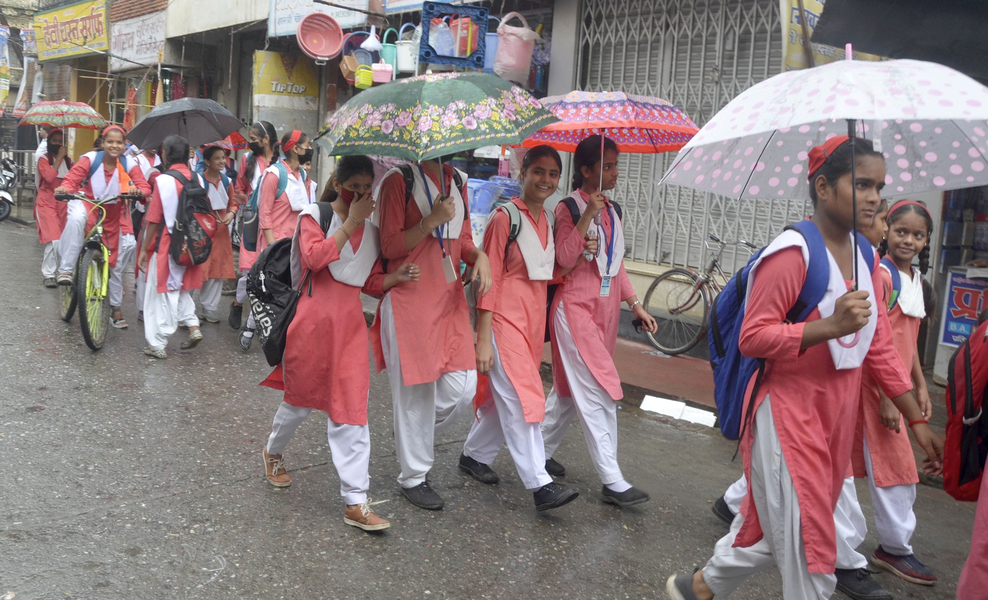 इंजन में पानी भरने से बंद हुए दो पहिये वाहन।