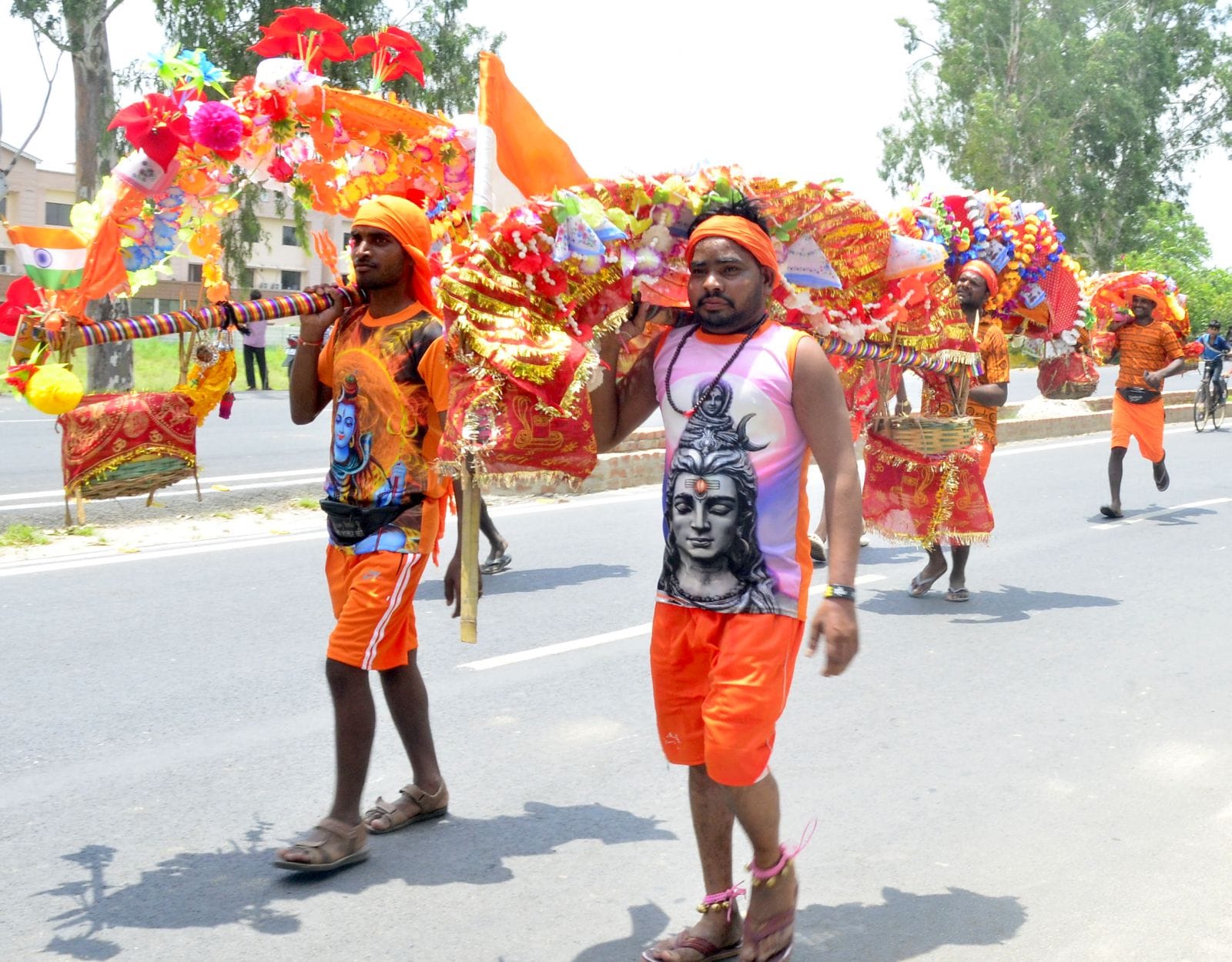 कछला से जल भरकर लाते कांवड़िये।