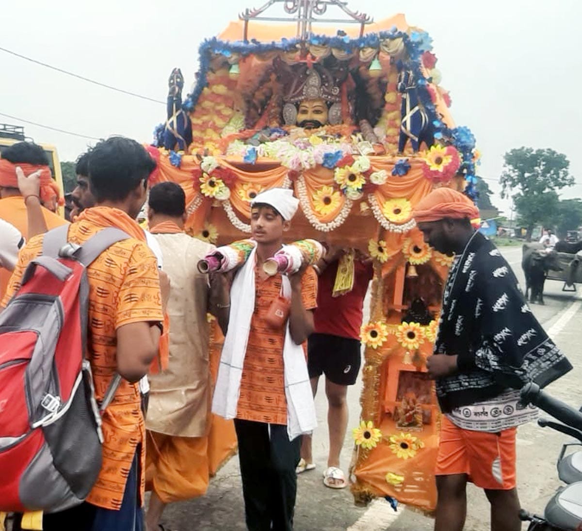 कछला से जल भरकर लाते कांवड़िये।