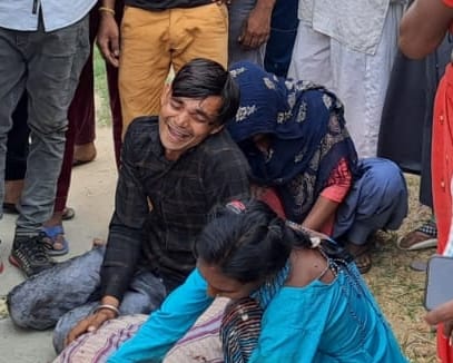 कोतवाली देहात के ग्राम सिकंदरपुर के पास सड़क दुर्घटना में महिला की मौत के बाद जमा भीड़। कोतवाली देहात के ग्राम सिकंदरपुर के पास सड़क दुर्घटना में महिला की मौत के बाद जमा भीड़।
