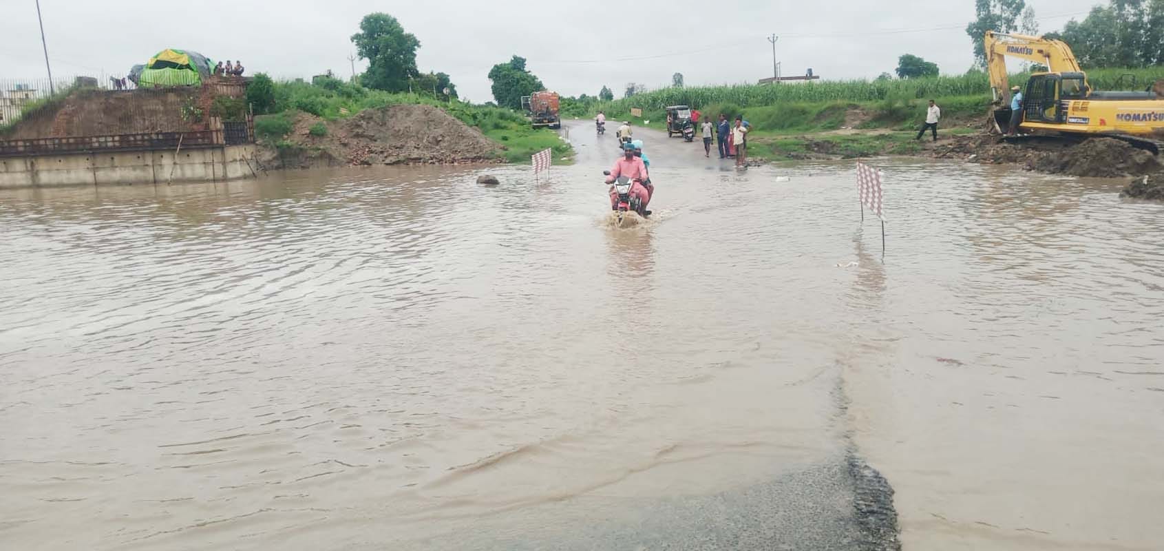 खुटार पुवायां मार्ग पर गोमती नदी के पानी में डूबी फसलें