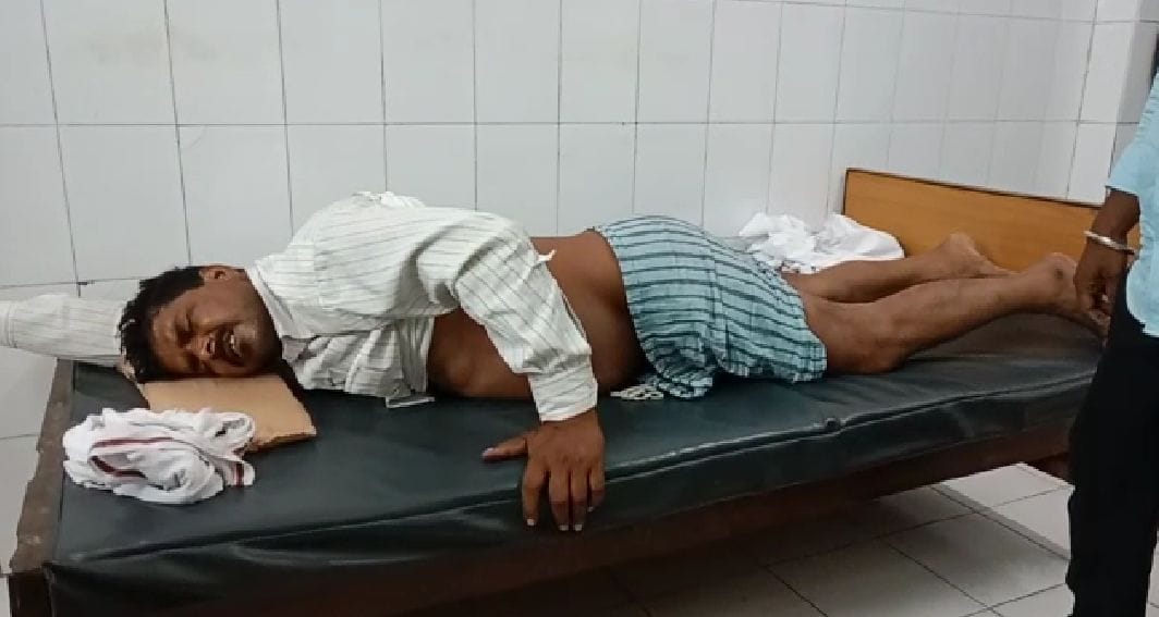 पाकड़ चौकी में पिटाई का विरोध करते अनुसूचित जाति के लोग। संवाद