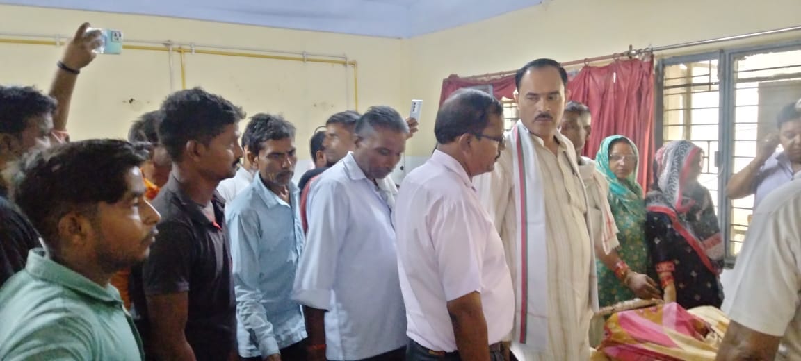 पाकड़ चौकी में पिटाई का विरोध करते अनुसूचित जाति के लोग। संवाद