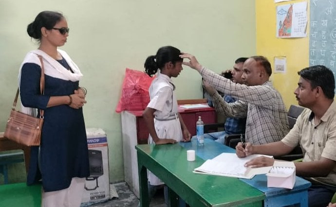 प्रताप बहादुर चिकित्सालय ओपीडी में मरीजों की आंख चेक करते डॉ. विवेक त्रिपाठी। संवाद
