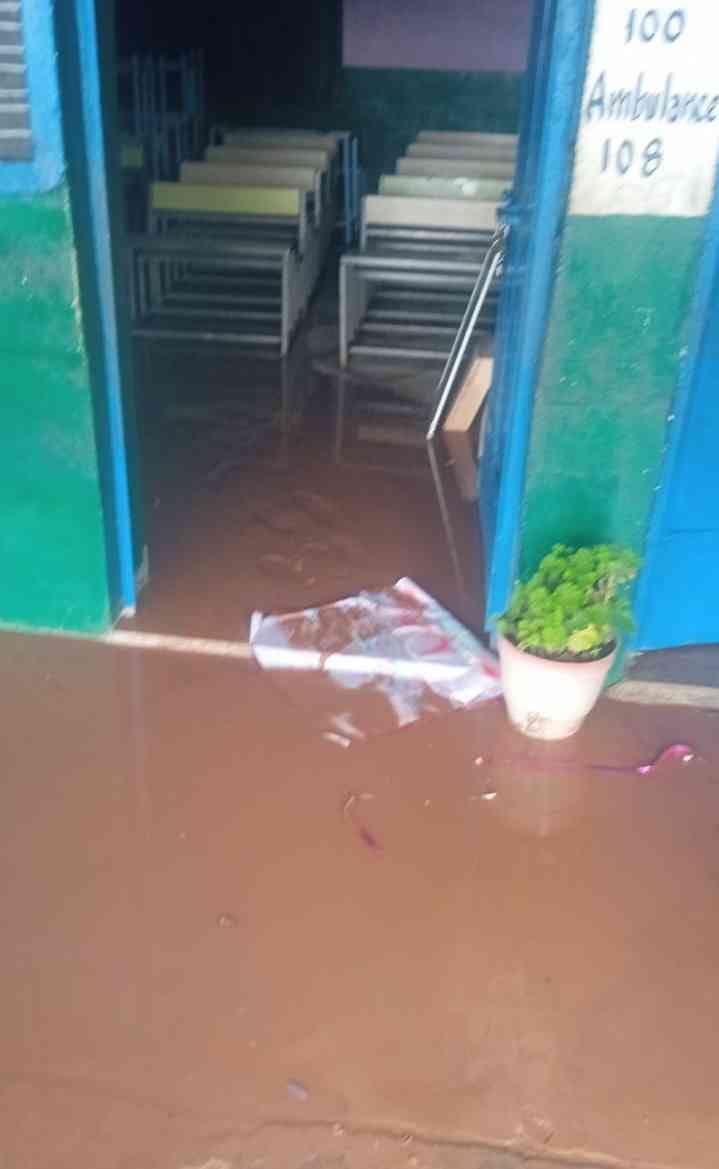 राजकीय प्राथमिक पाठशाला कुमारहट्टी में जमीन धसने से क्षतिग्रस्त हुआ स्कूल का बरामदा। संवाद